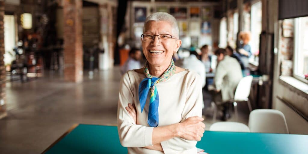 Pessoal profissional senior sorrindo em um ambiente de startup