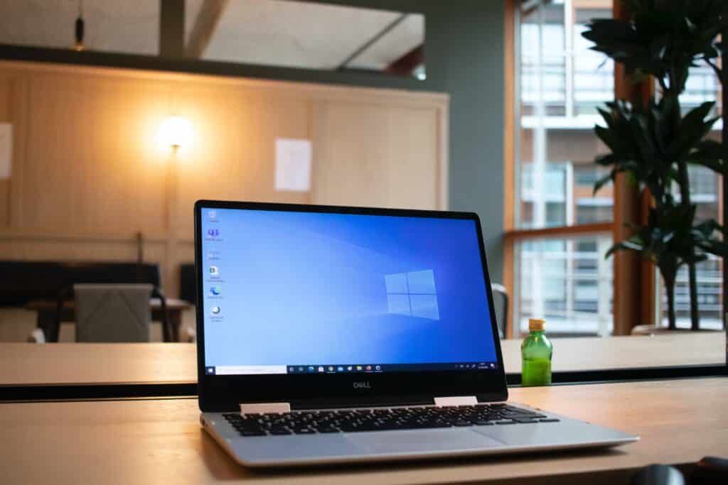 Laptop com imagem da Microsoft na tela
