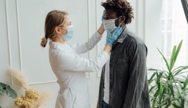 médica de jaleco coloca máscara em paciente