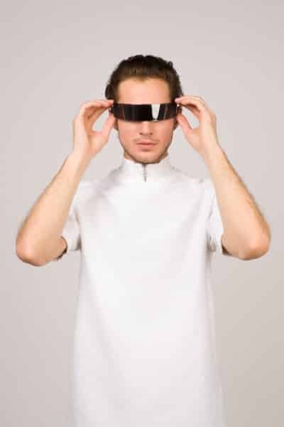 Homem com óculos de realidade aumentada.