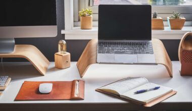 Mesa com notebook, caderno e mouse