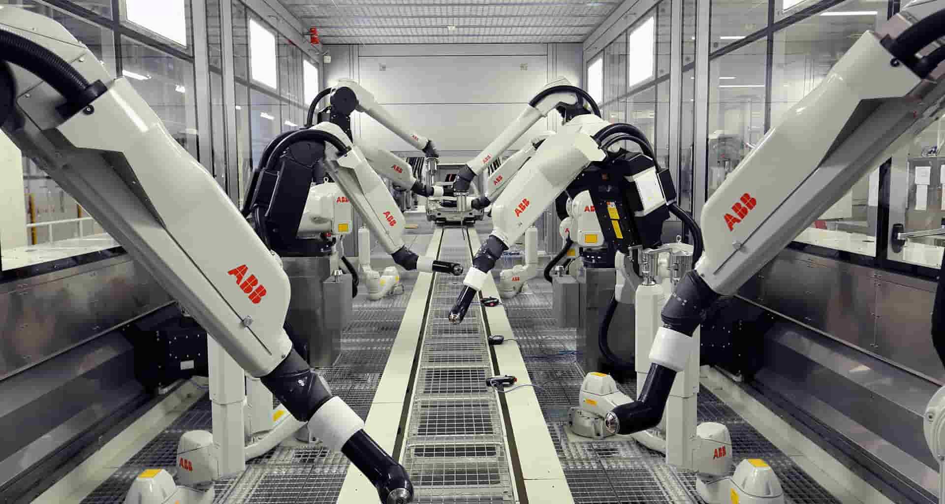 linha de montagem em fábrica comanda por robôs