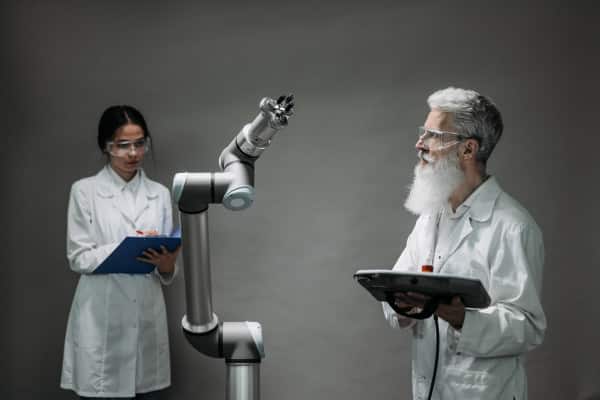 Duas pessoas cientistas utilizando de técnicas de inteligência artificial. 