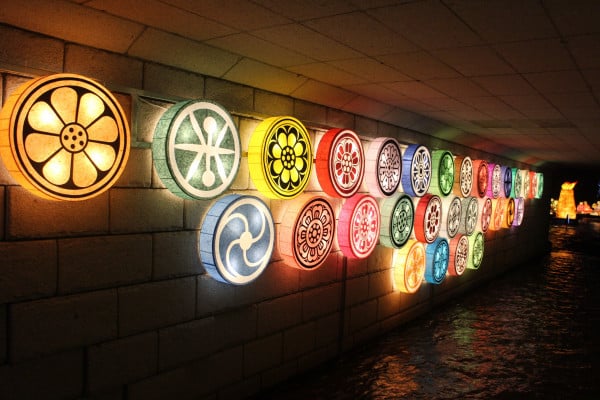 Lanternas redondas com cores e símbolos distintos.