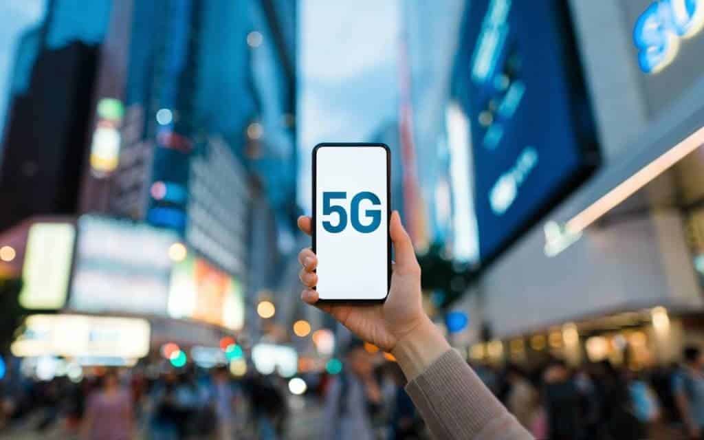 celular na mão com a palavra 5G na tela