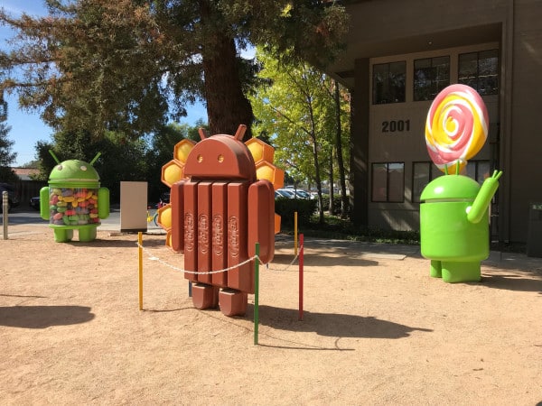 Bonecos que representam o Android.