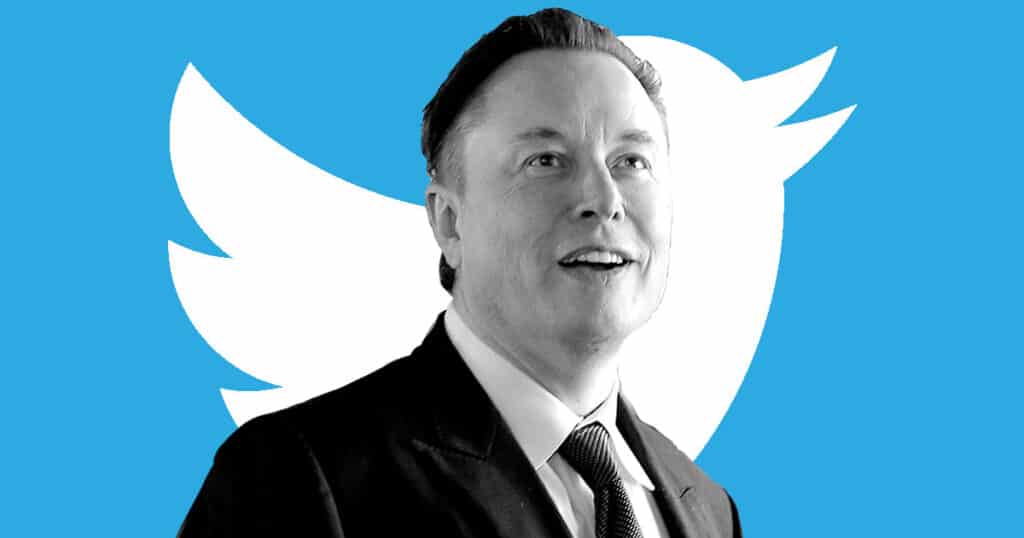 Elon musk em frente à logo da rede social Twitter