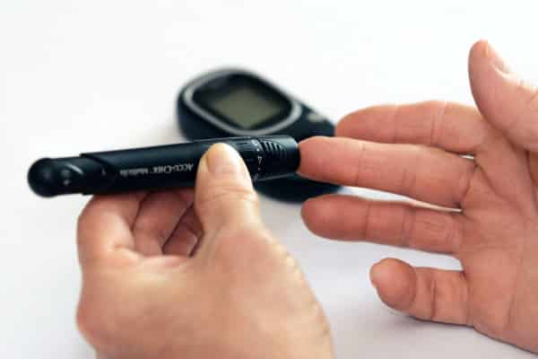 Pessoa medindo a diabetes.