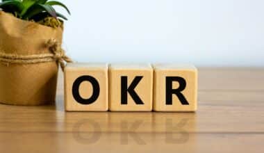 Cubos com as letras ORK em preto sobre uma mesa