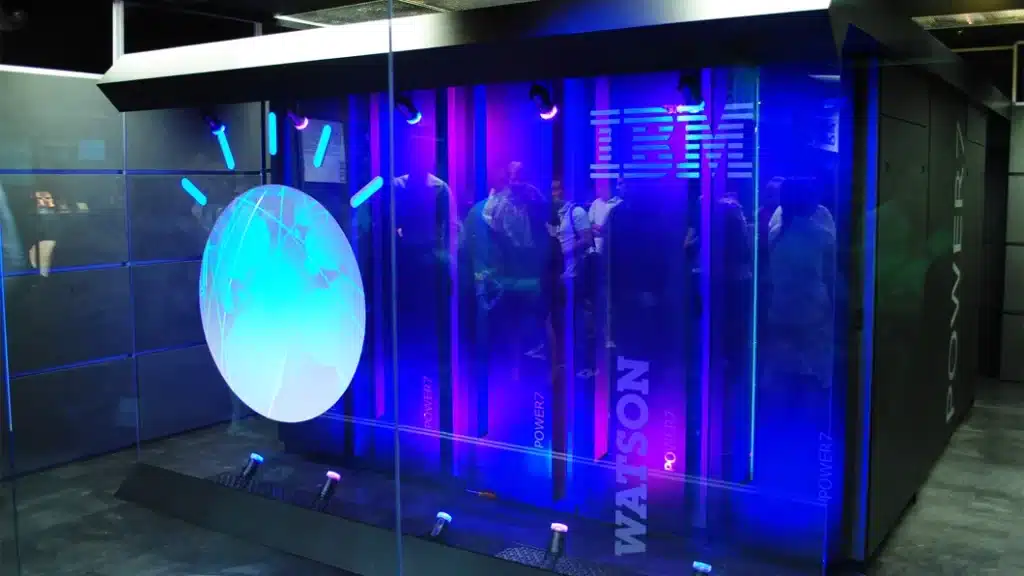 Painel luminoso com desenho de um globo terrestre com o nome IBM no vidro