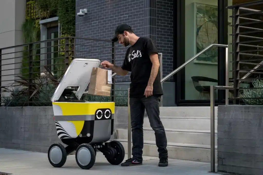 Robô da startup lançada pelo Uber simula entrega na casa de usuário