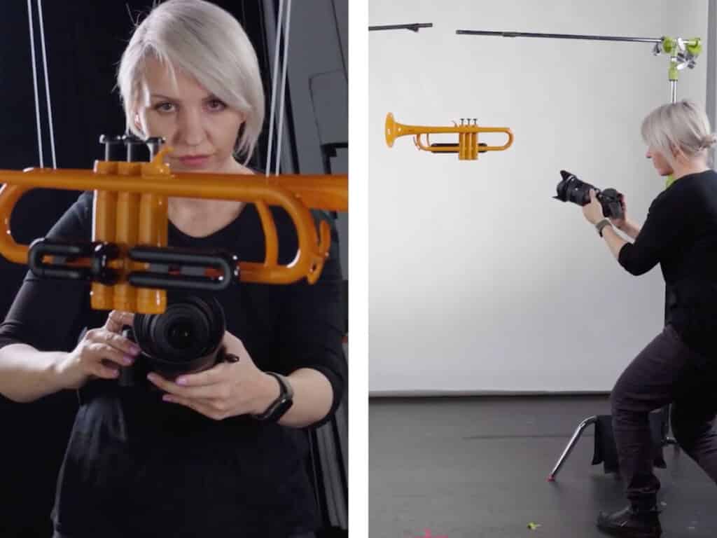 foto de uma mulher tirando fotos de um trompete amarelo em dois ângulos diferentes