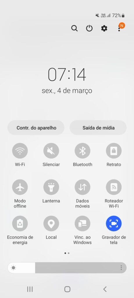 Captura de tela de um smartphone Android mostrando a central de controle do sistema e o ícone "gravar tela Android" selecionado