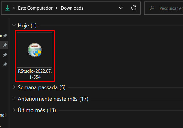 Tela do Windows mostrando a pasta Downloads do sistema e o executável do R Studio