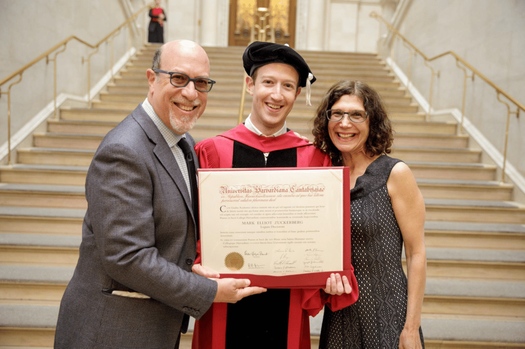 Mark Zuckerberg e um diploma na graduação em Harvard