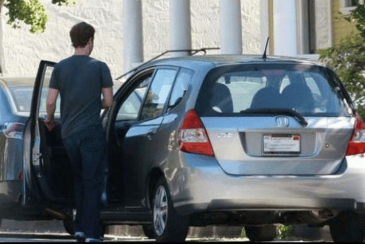 Mark Zuckerberg entrando em seu Honda Fit