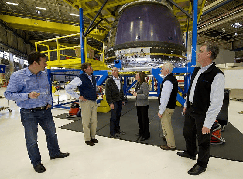 Jeff Bezos apresentando a cápsula da tripulação em um tour pelas instalações em 2011. Fonte: NASA